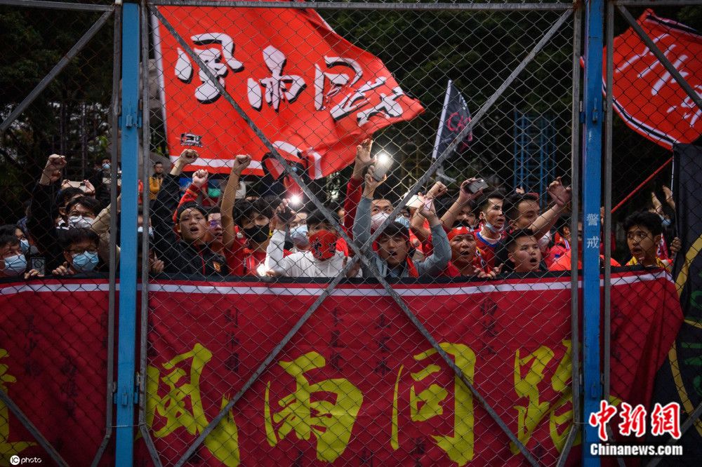群众见什么事，又拍了些照片，渐渐散去。